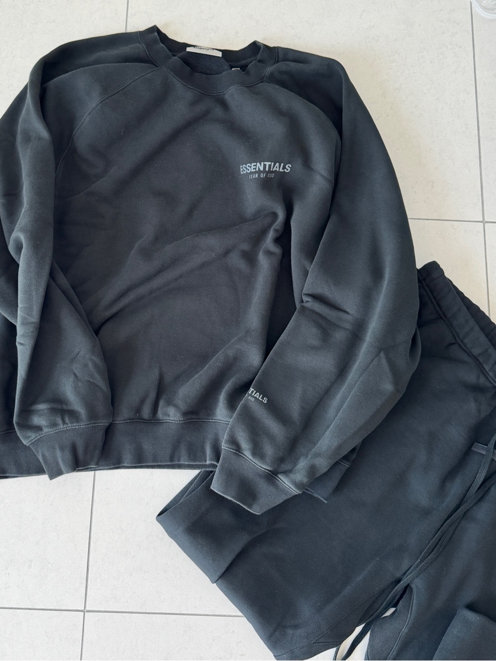 ESSENTIALS MENS SET